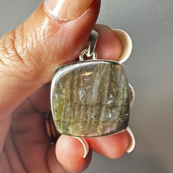 21mm PURPLE FLASH Labradorite pendant in solid sterling silver! - Picture 10 of 11